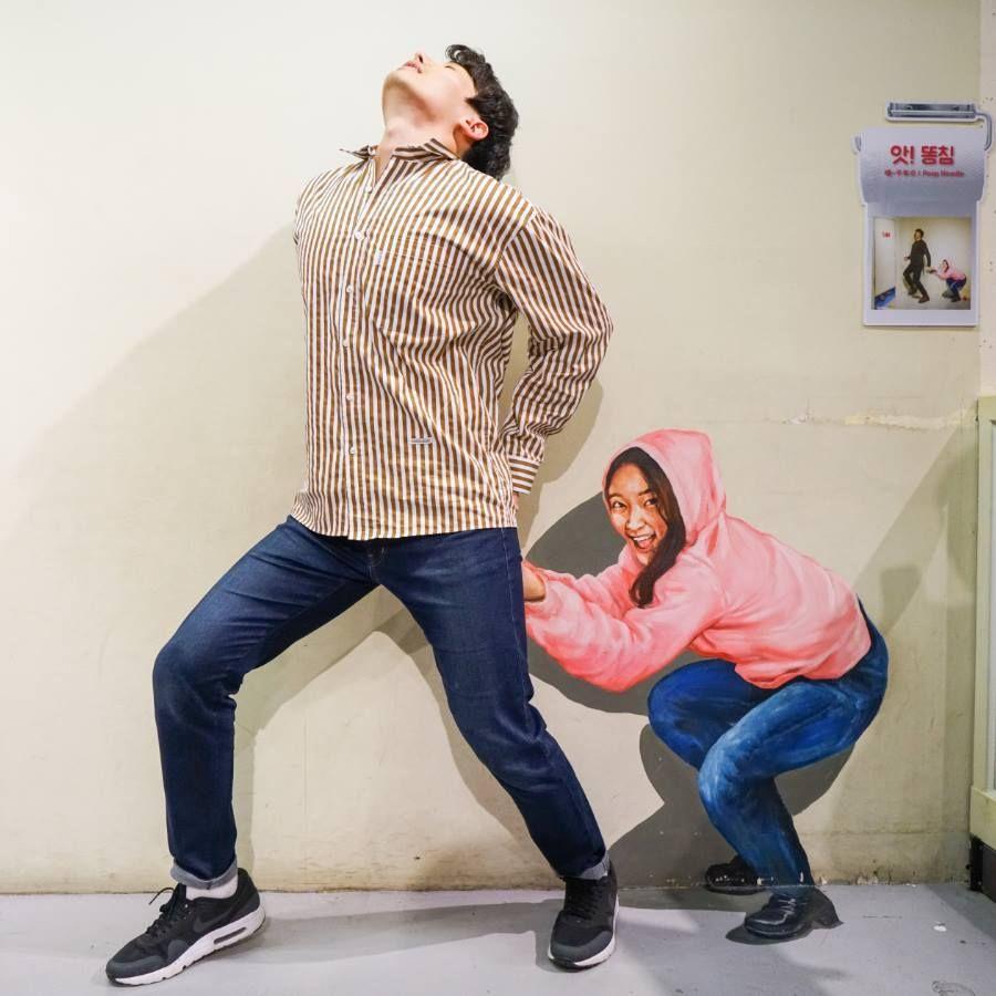 首爾仁寺洞大便體驗展覽的遊戲區域，一條街道上佈置著便便卡通形象。